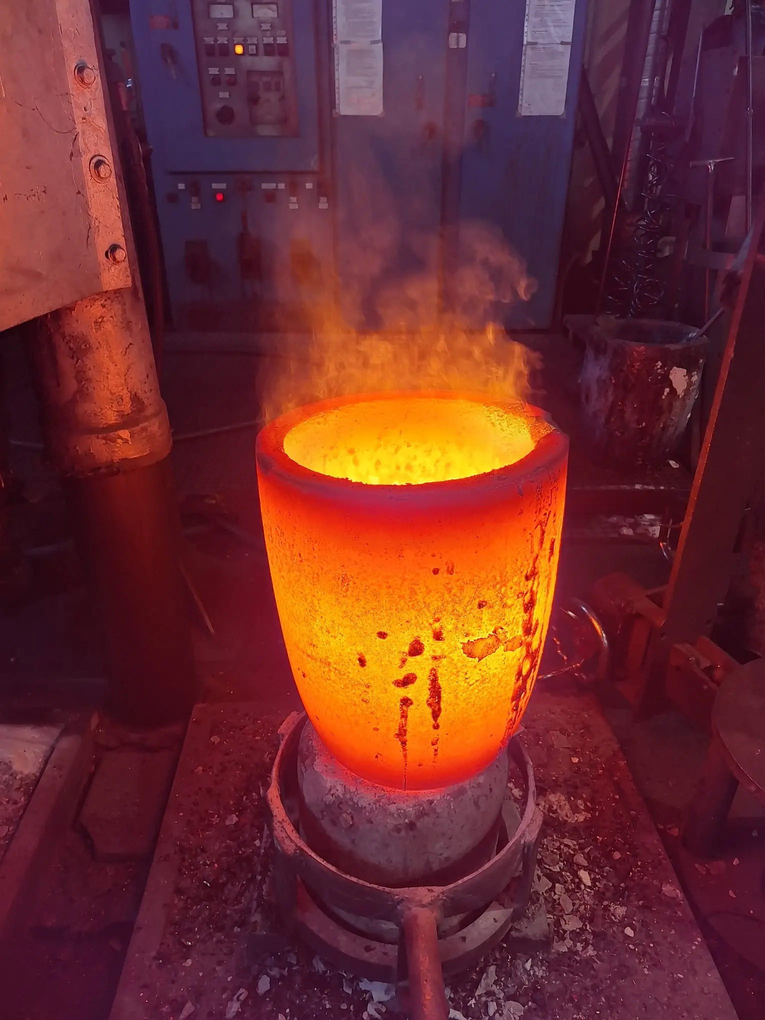Piec indukcyjny czy tyglowy: który wybrać do topienia metali?